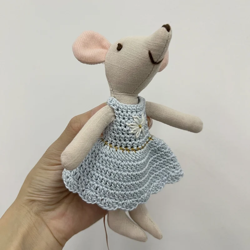 Handgemachte Leinenmaus Puppe mit gehäkeltem Kleid und bestickten Details