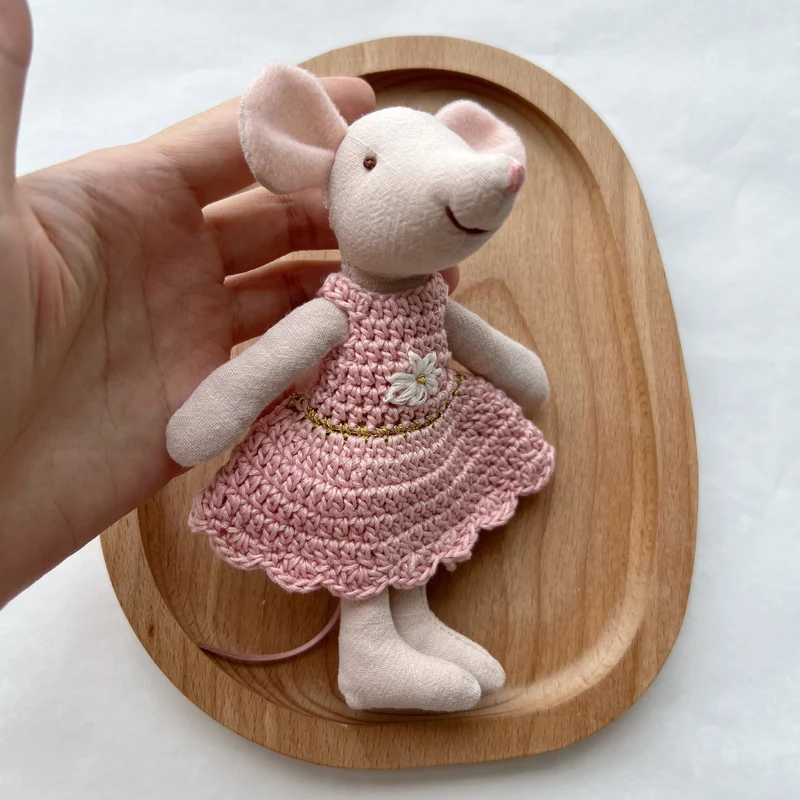 Handgemachte Leinenmaus Puppe mit gehäkeltem Kleid und bestickten Details