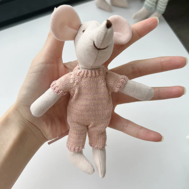 Handgemachte Leinenmaus Puppe mit gehäkeltem Kleid und bestickten Details