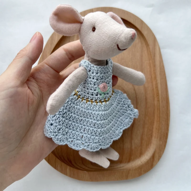 Handgemachte Leinenmaus Puppe mit gehäkeltem Kleid und bestickten Details