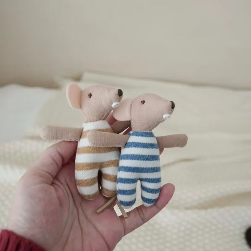 Handgemachte Leinen Lange-Glied-Bunny-Puppe mit gesticktem Karotten-Overalls