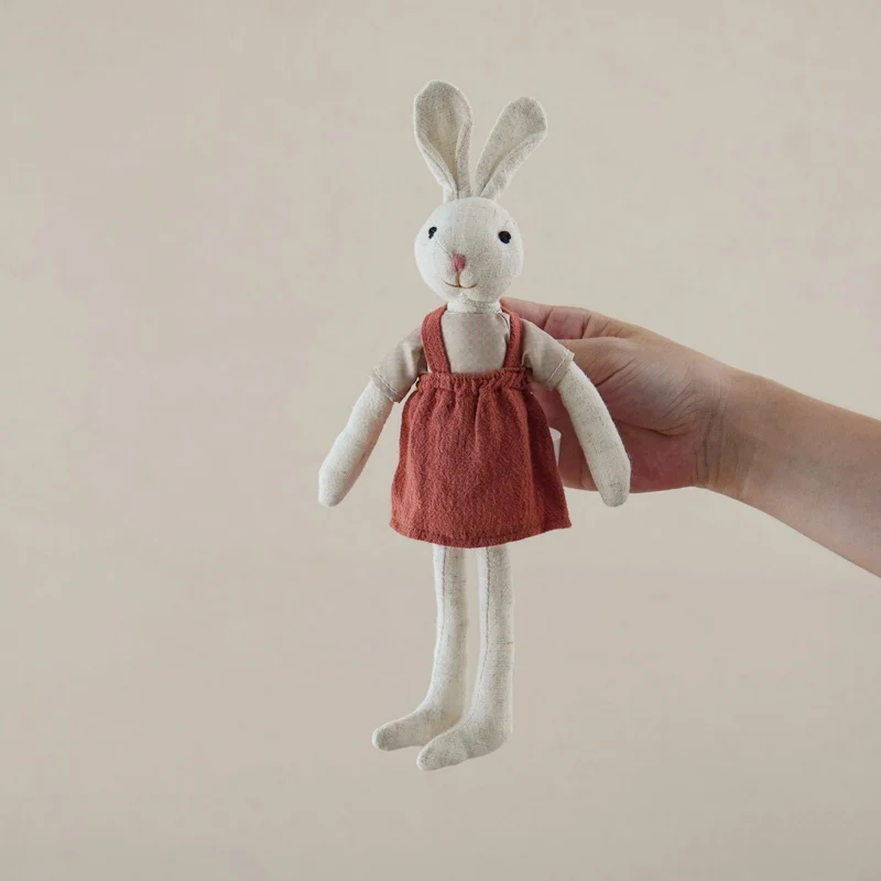 Handgemachte Leinen Lange-Glied-Bunny-Puppe mit gesticktem Karotten-Overalls