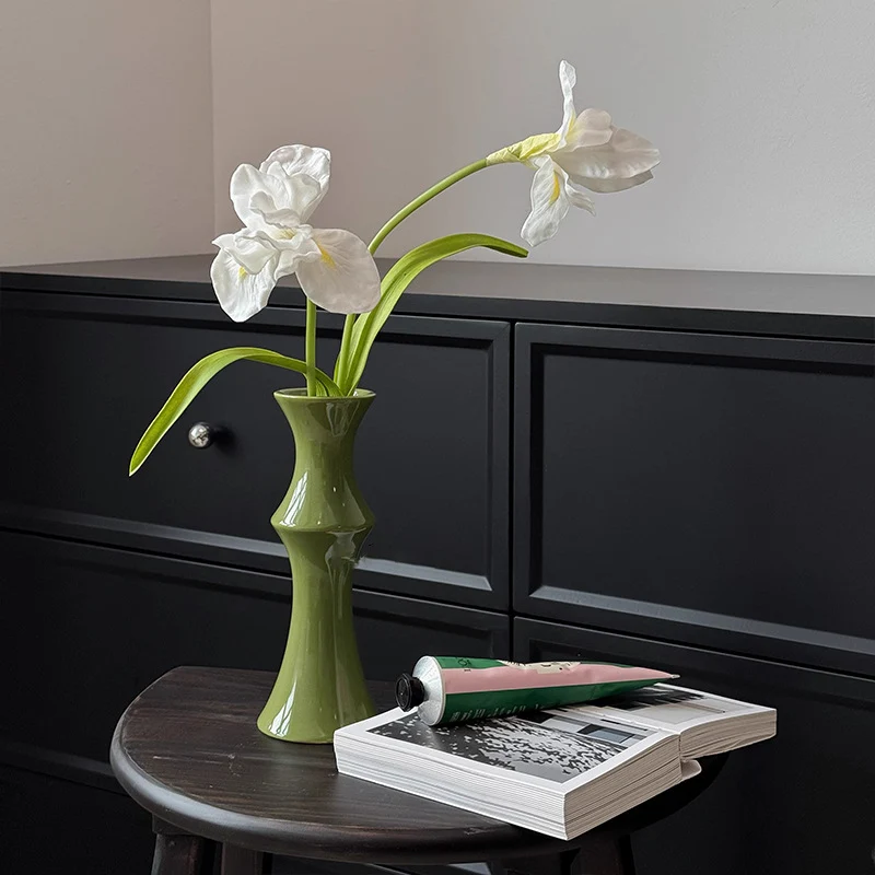 Skulpturaler glänzender Keramikvase