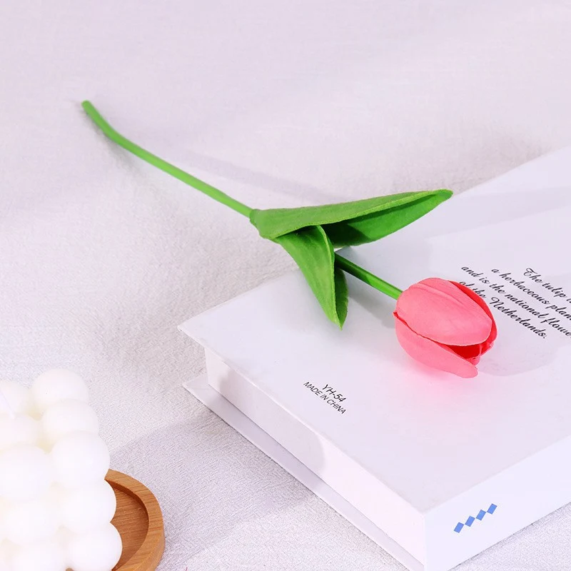 Realistischer Falscher Tulpenstängel
