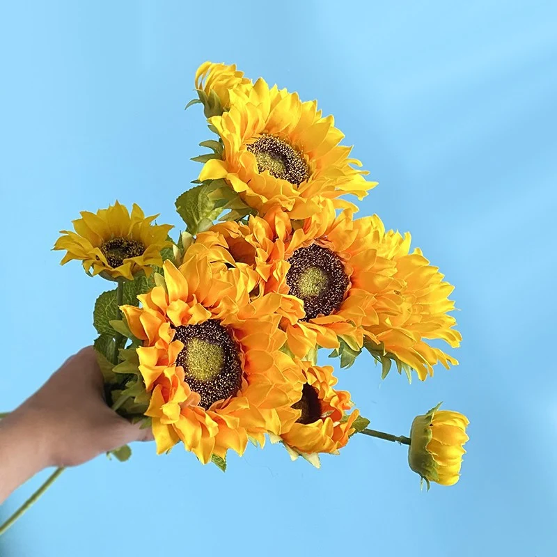Realistische dekorative Sonnenblumenstängel