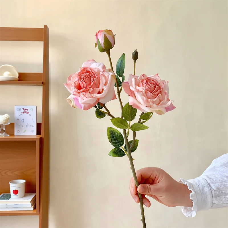 Realistische künstliche Rosenstängel