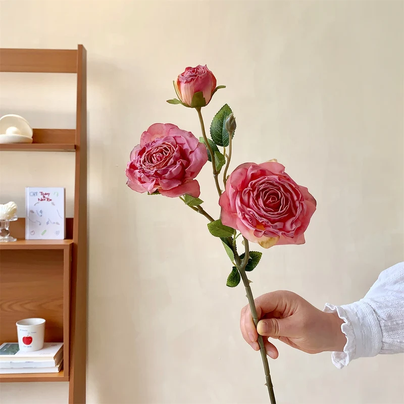 Realistische künstliche Rosenstängel