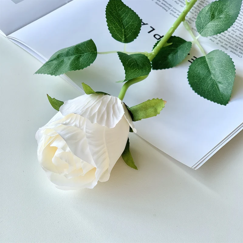 Realistische künstliche Rosenstängel