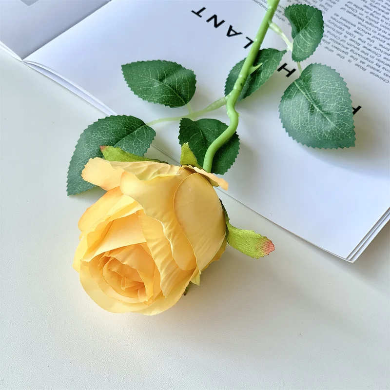 Realistische künstliche Rosenstängel