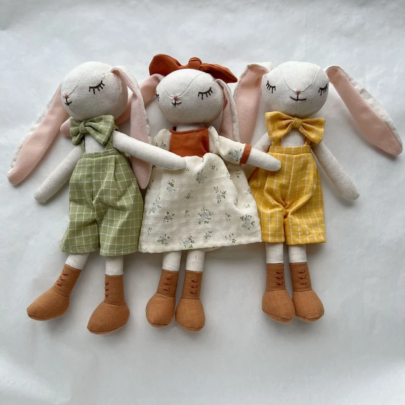 Handgemachte Leinen Langbein Hase Stofftier mit gesticktem Overall