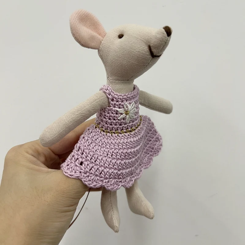 Handgemachte Leinenkaninchenpuppe mit kariertem Baumwollkleid