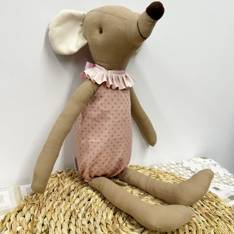 Handgemachte Leinenkaninchenpuppe mit kariertem Baumwollkleid