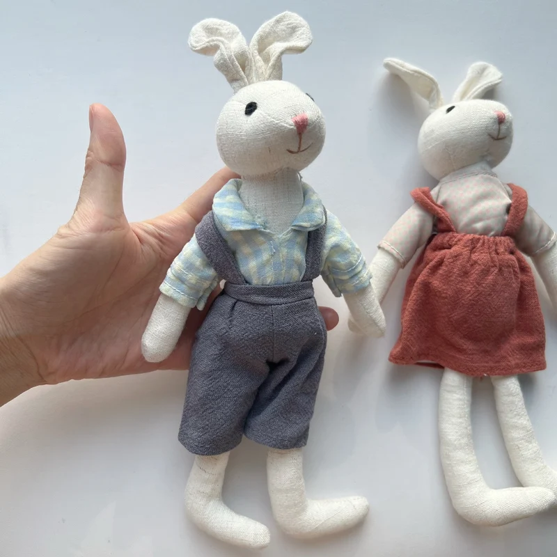 Handgemachte Leinenkaninchenpuppe mit kariertem Baumwollkleid