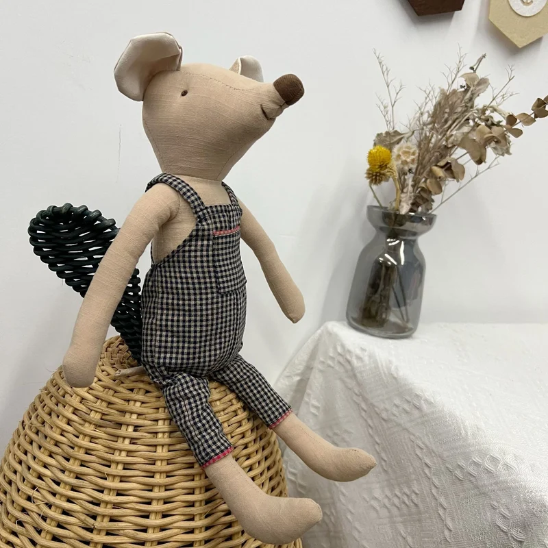 Handgemachte Leinenkaninchenpuppe mit kariertem Baumwollkleid