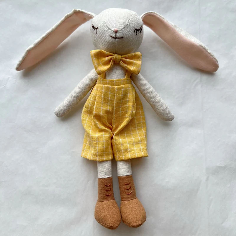 Handgemachte Leinenkaninchenpuppe mit kariertem Baumwollkleid