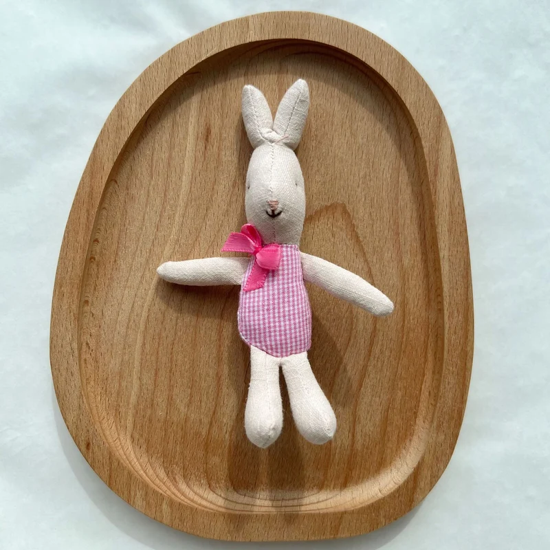 Handgemachte Leinen-Hase-Kuschelpuppe mit Karomuster-Outfit