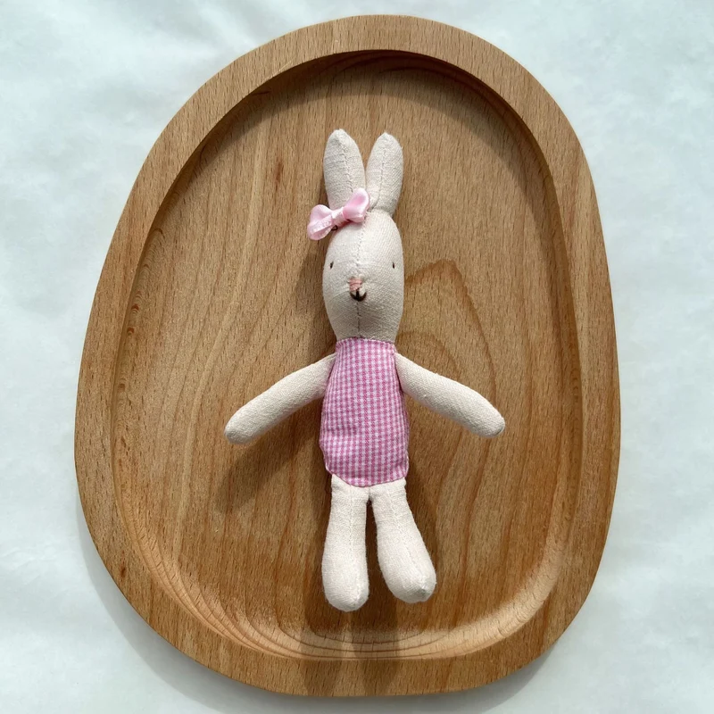 Handgemachte Leinen-Hase-Kuschelpuppe mit Karomuster-Outfit