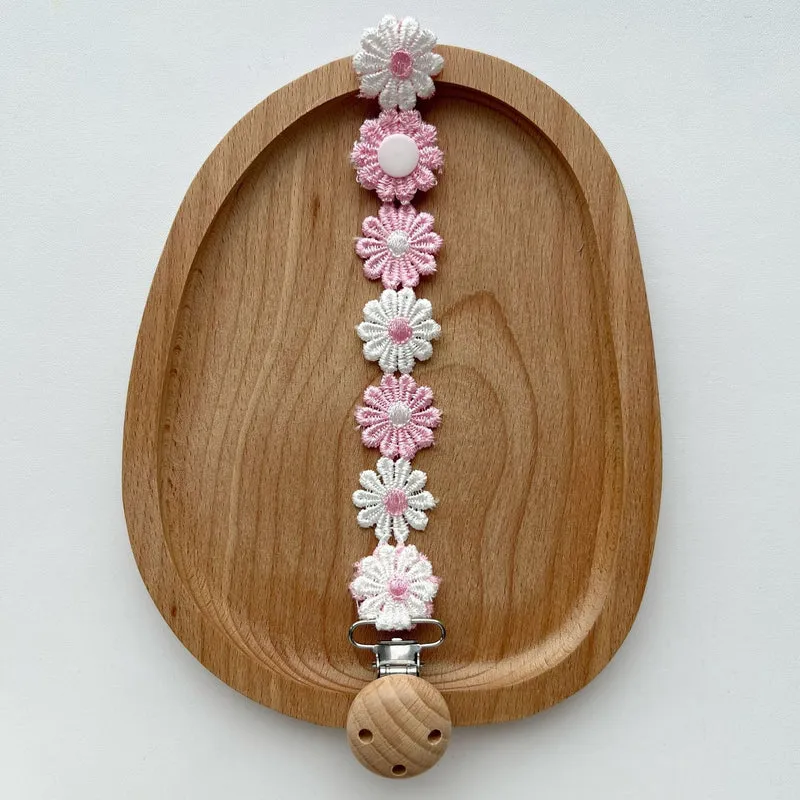 Handgemachter gehäkelter Gänseblümchen-Schnullerclip mit Holz-Sicherheitsklemme