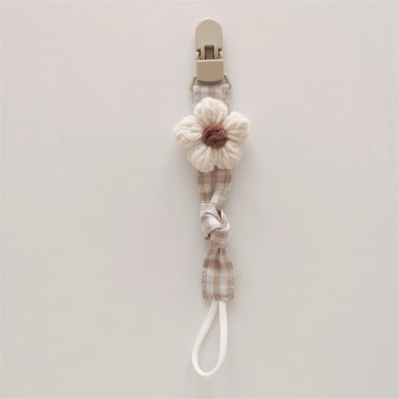 Handgemachter Baumwoll-Schnullerclip mit Gingham-Gurt und gestrickter Blume