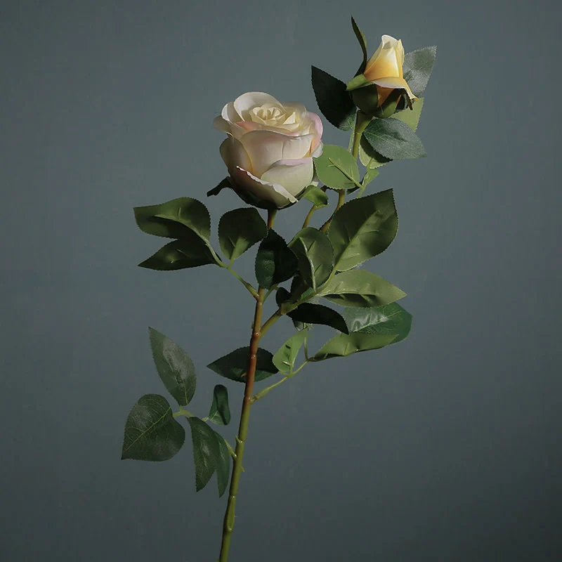 Realistische künstliche Rosenstängel