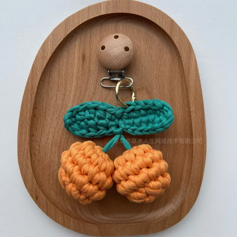 Handgefertigtes Holz-Clipschnuller- und Beissring-Lanyard mit gehäkelten Obstanhängern