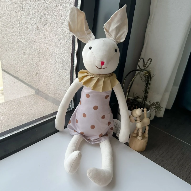 Handgefertigte Bio-Baumwoll-Punktemauspuppe mit Kleid und Korb
