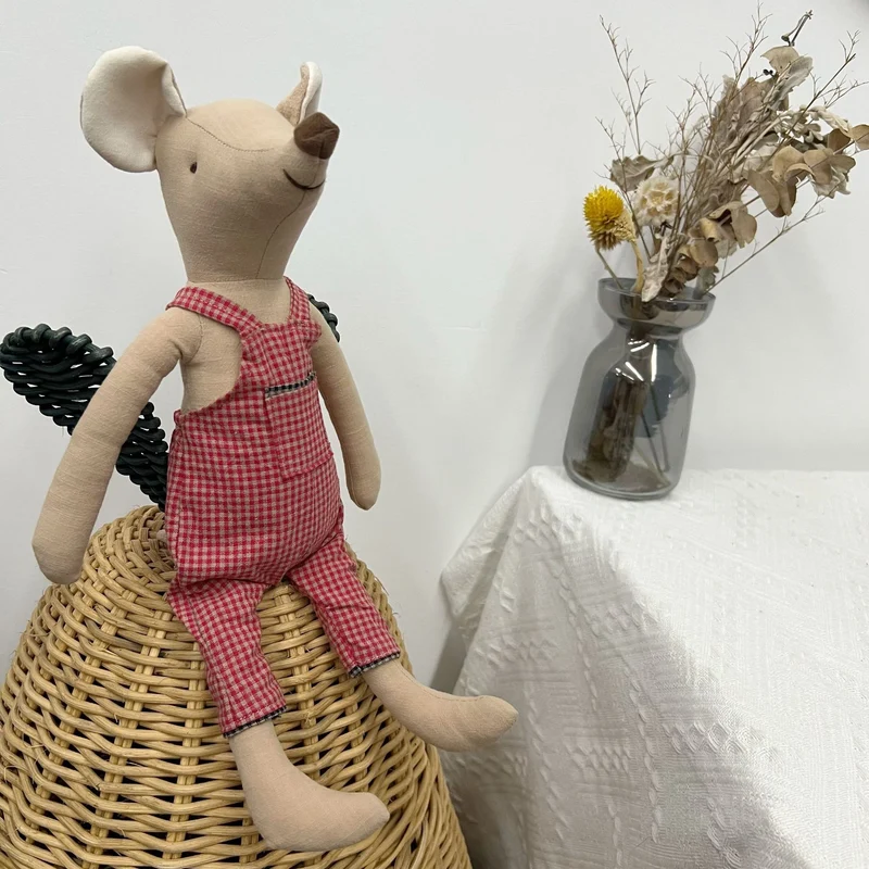 Handgefertigte Bio-Baumwoll-Punktemauspuppe mit Kleid und Korb