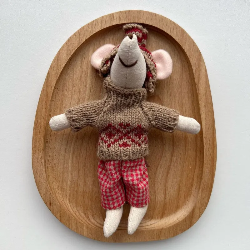 Handgefertigte Bio-Baumwolle Hasenpuppe mit Leinenjacke und karierten Shorts