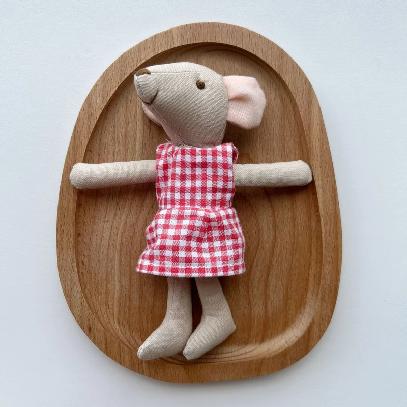 Handgefertigte Bio-Baumwolle Hasenpuppe mit Leinenjacke und karierten Shorts