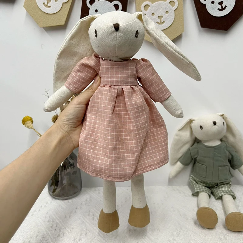 Handgefertigte Bio-Baumwolle Hasenpuppe mit Leinenjacke und karierten Shorts