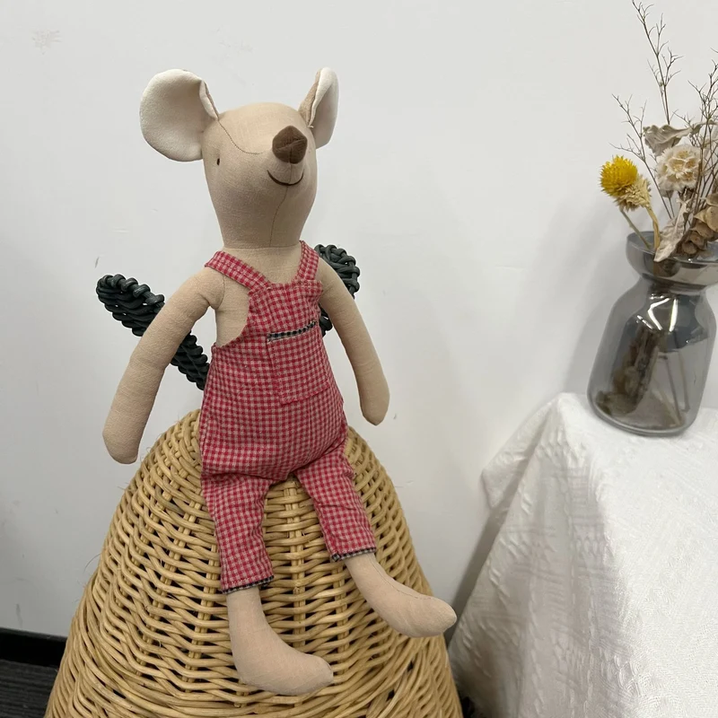 Handgefertigte Bio-Baumwolle Hasenpuppe mit Leinenjacke und karierten Shorts