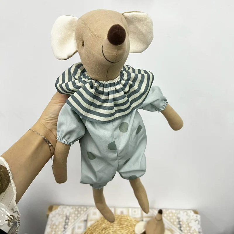 Handgefertigte Bio-Baumwolle Hasenpuppe mit Leinenjacke und karierten Shorts
