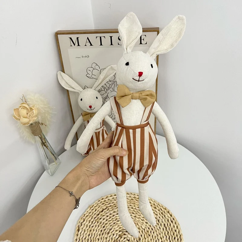 Handgefertigte Bio-Baumwolle Hasenpuppe mit Leinenjacke und karierten Shorts