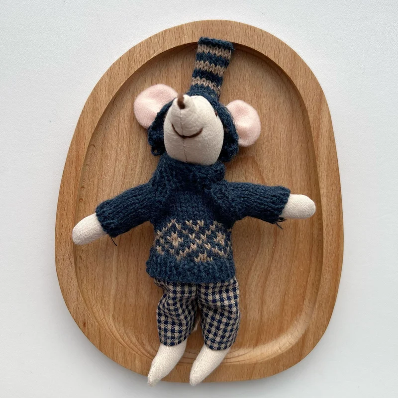 Handgefertigte Bio-Baumwolle Hasenpuppe mit Leinenjacke und karierten Shorts