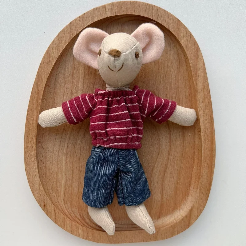 Handgefertigte Bio-Baumwolle Hasenpuppe mit Leinenjacke und karierten Shorts