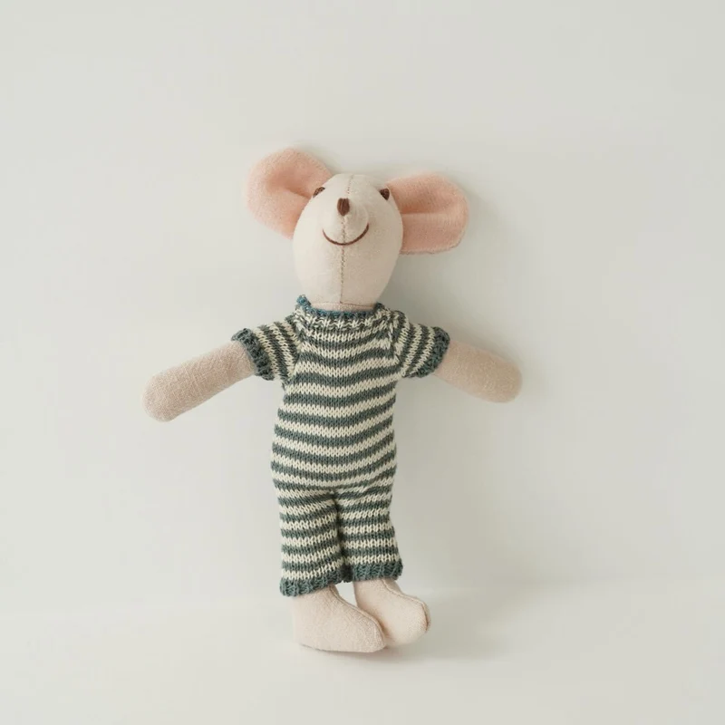 Handgefertigte Maus Plüschpuppe mit gestricktem Herzpullover, Pom-Pom-Mütze und Gingham-Hose