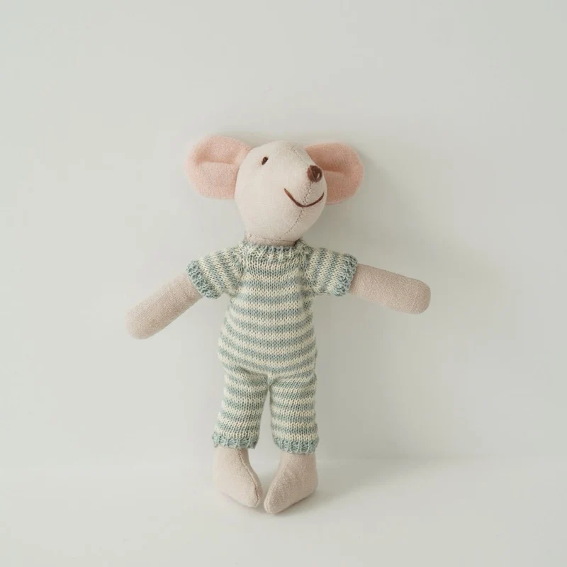 Handgefertigte Maus Plüschpuppe mit gestricktem Herzpullover, Pom-Pom-Mütze und Gingham-Hose
