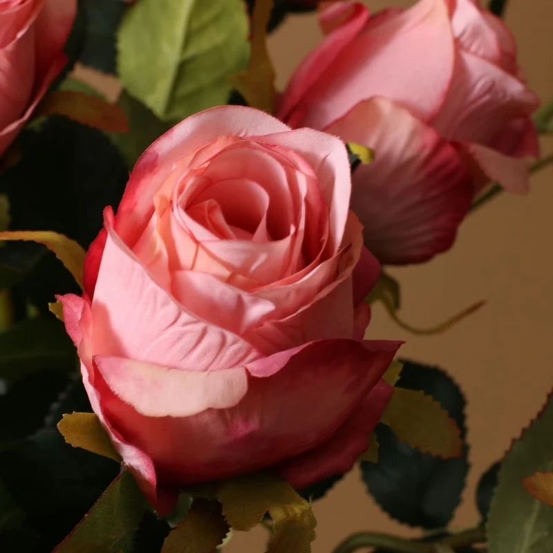 Lebensechte Rosenblumenarrangement