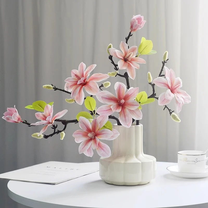 Lebensechte Magnolienblütenanordnung