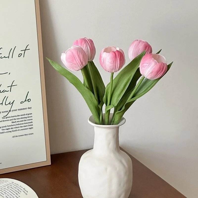 Dekorativer künstlicher Tulpenstrauß
