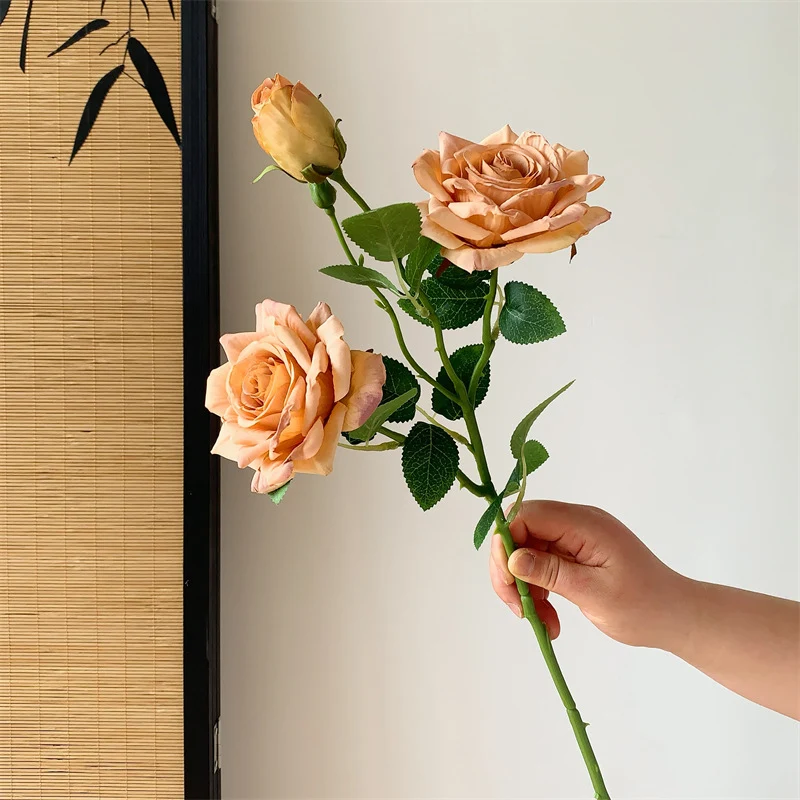 Elegante künstliche Rosenstängel