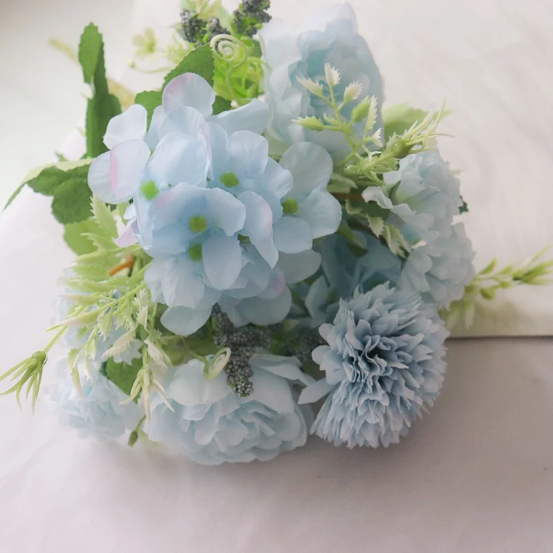 Lebensechter Blumenstrauß