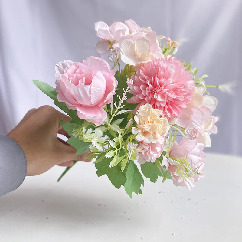 Lebensechter Blumenstrauß