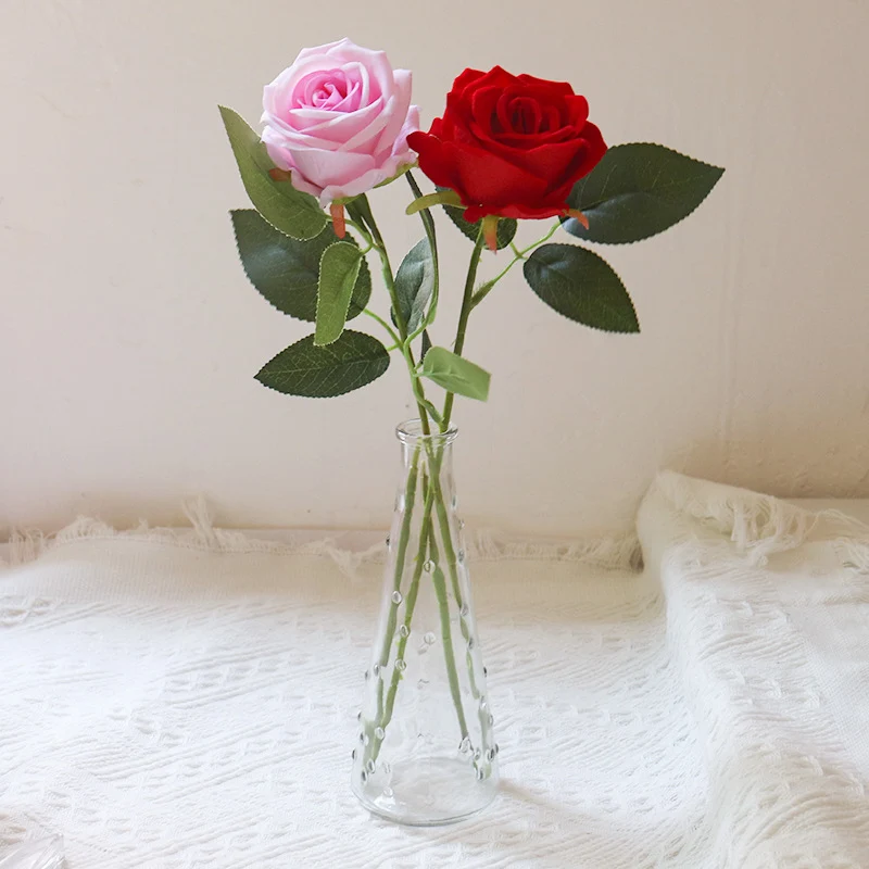 Lebensechte Blumenarrangement in eleganter Vase