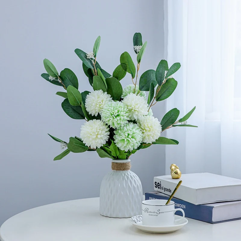 Lebensechte Blumenarrangement in dekorativer Vase