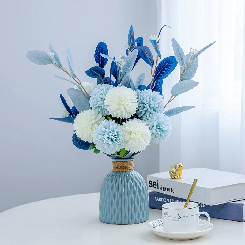 Lebensechte Blumenarrangement in dekorativer Vase