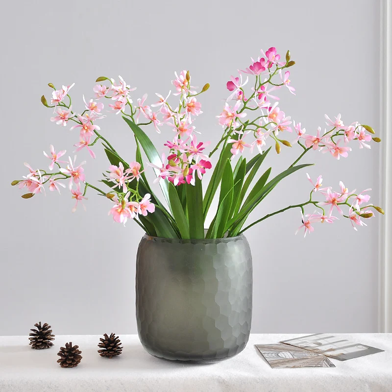 Lebensechte Orchideenblütenstängel
