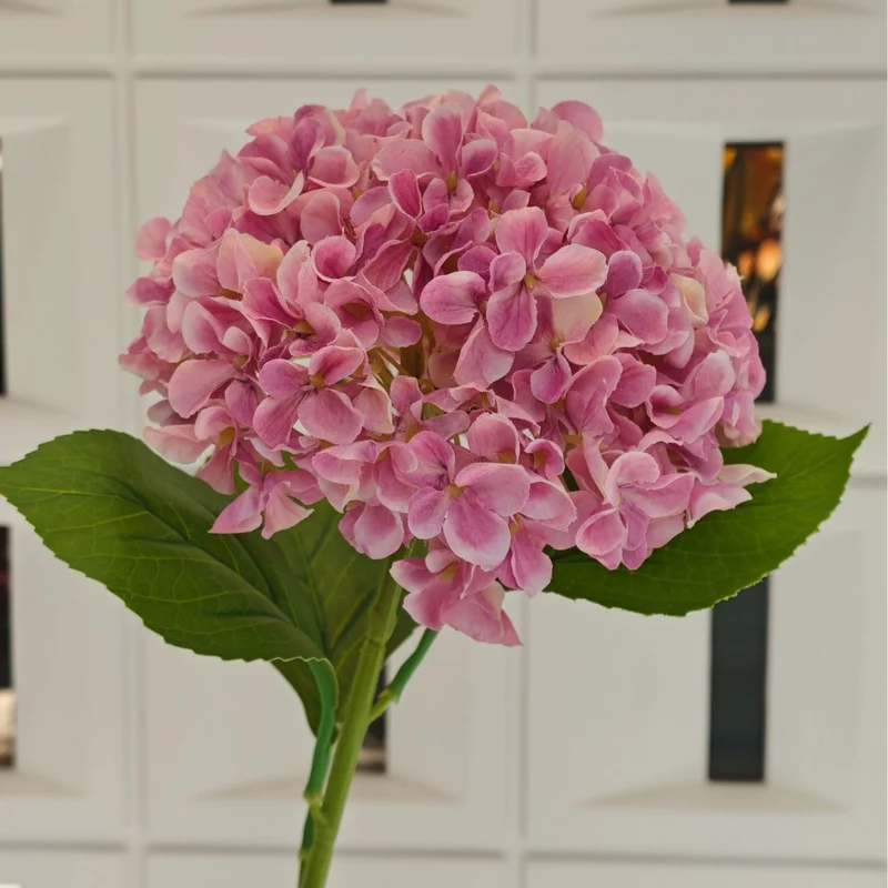 Lebensnahe Hortensienblumenstrauß