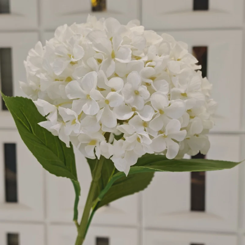 Lebensnahe Hortensienblumenstrauß