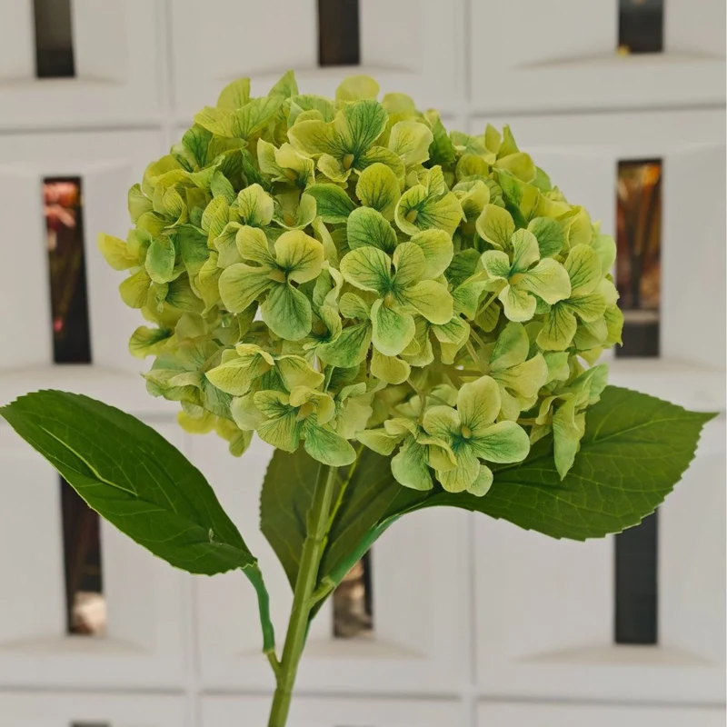 Lebensnahe Hortensienblumenstrauß